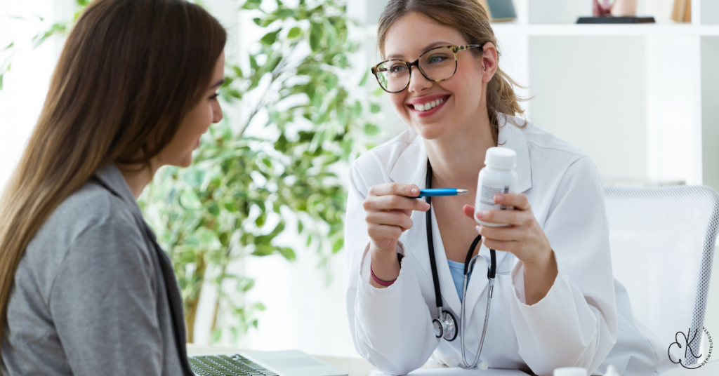 Médica sorridente explicando a uma paciente sobre o uso de medicamentos para o tratamento da psoríase.
