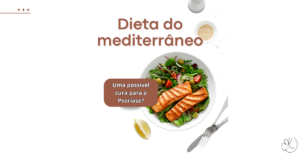 Prato com salmão grelhado e salada, ao lado do texto sobre dieta mediterrânea e psoríase