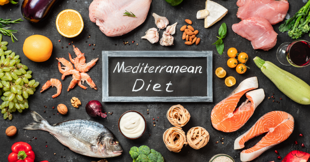 Alimentos típicos da dieta mediterrânea em volta de uma lousa com o nome da dieta