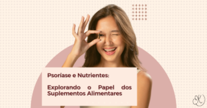 Mulher sorrindo com cápsula de suplemento entre os dedos