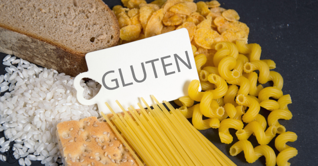 Pães, massas, arroz e cereais com etiqueta escrita “gluten”