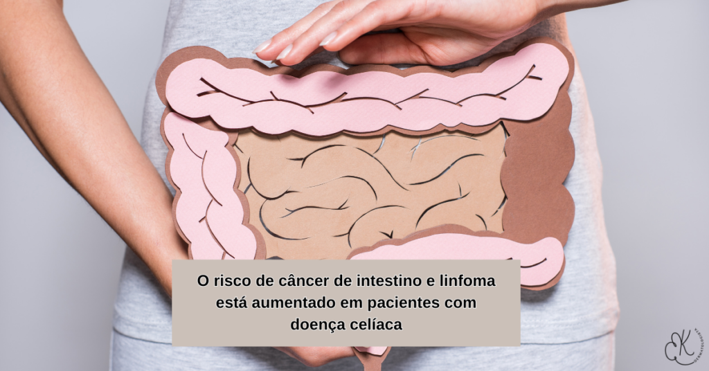 Pessoa segura recorte ilustrativo de intestinos sobre a barriga, com texto informando que a doença celíaca aumenta o risco de câncer de intestino e linfoma.