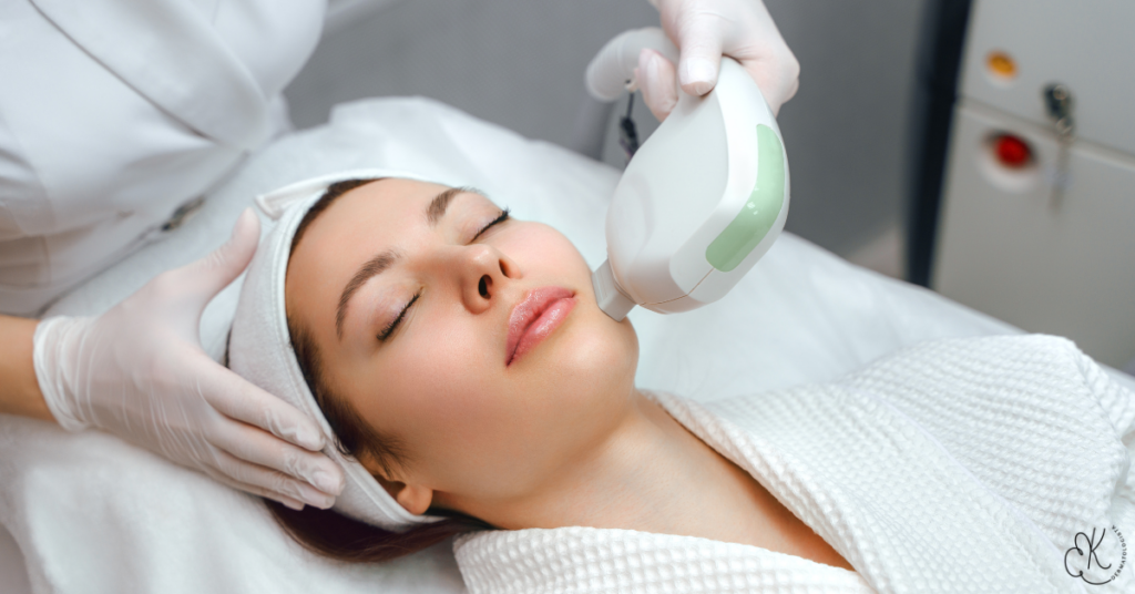 Paciente realizando tratamento a laser no rosto