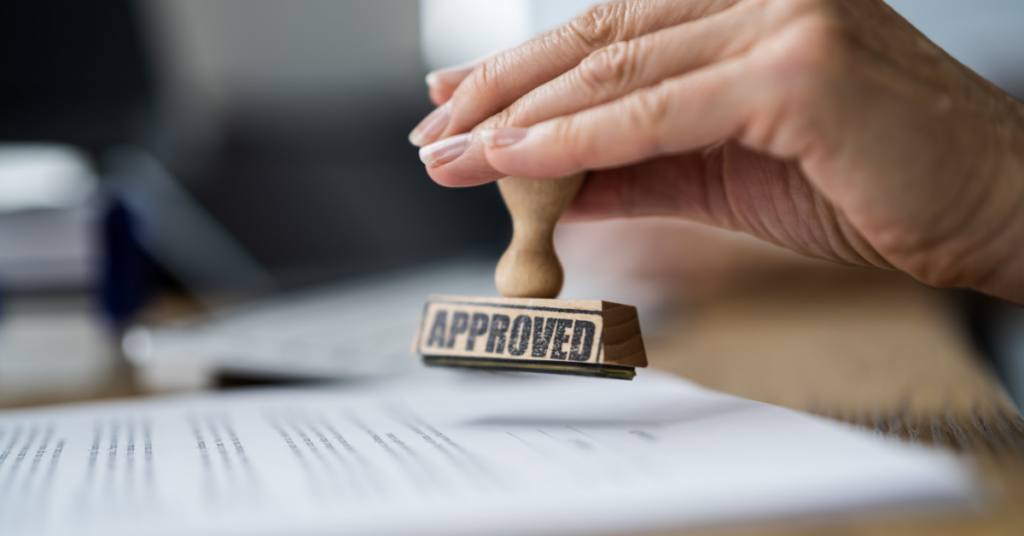 Carimbo de aprovado em documento representando liberação de tratamento para psoríase