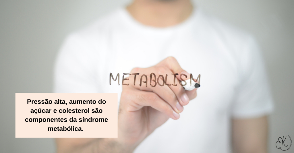 Pessoa escrevendo a palavra metabolismo representando alterações metabólicas como colesterol alto e diabetes