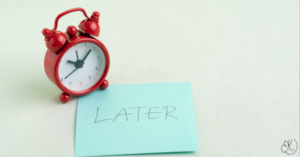 Relógio com palavra later representando atraso no tratamento e vacinação em pacientes com psoríase