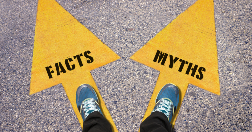 Pessoa diante de duas setas indicando mitos e fatos sobre tratamento da psoríase