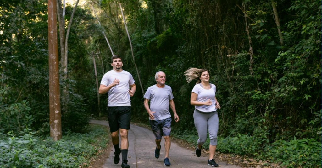 Pessoas correndo ao ar livre representando melhora da qualidade de vida com tratamento adequado