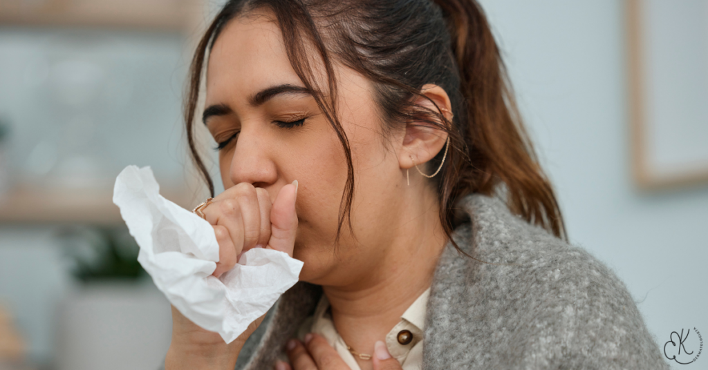 Pessoa com tosse, sintoma comum de tuberculose