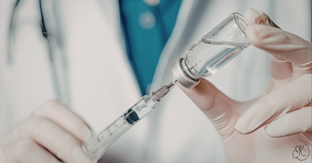 Profissional de saúde aplicando vacina em paciente para proteção imunológica