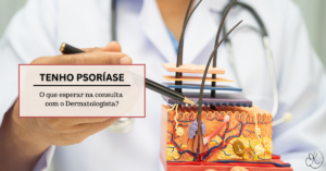 Dermatologista explicando a estrutura da pele durante consulta para psoríase